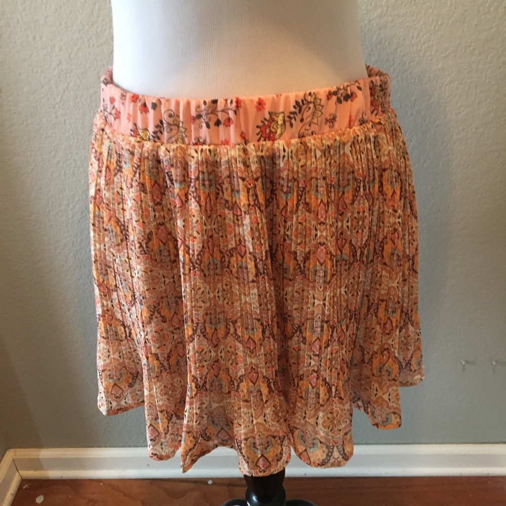 Adorable mini skirt by American rag.